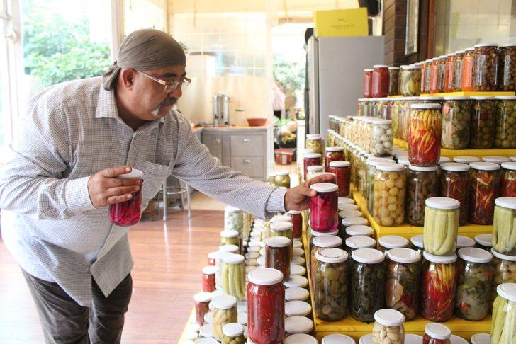 237 çeşit turşu yaptı! Ejder meyvesinin bile turşusunu kuruyor G4