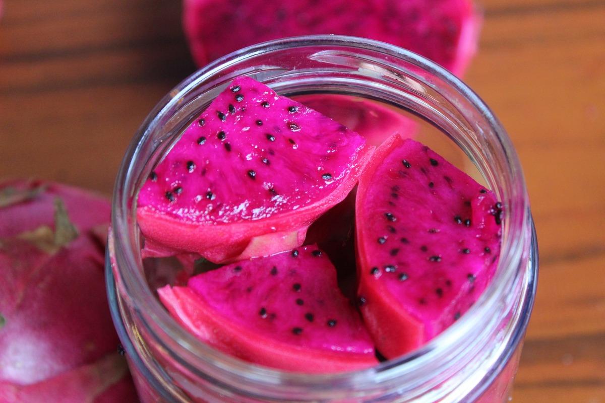 237 &ccedil;eşit turşu yaptı! Ejder meyvesinin bile turşusunu kuruyor