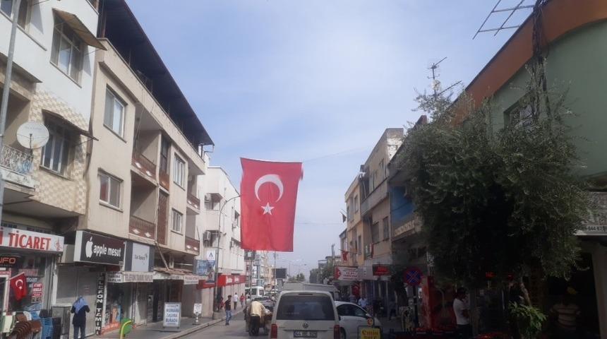 Kırıkhan&rsquo;da iş yerleri ve evler T&uuml;rk bayraklarıyla donatılıyor