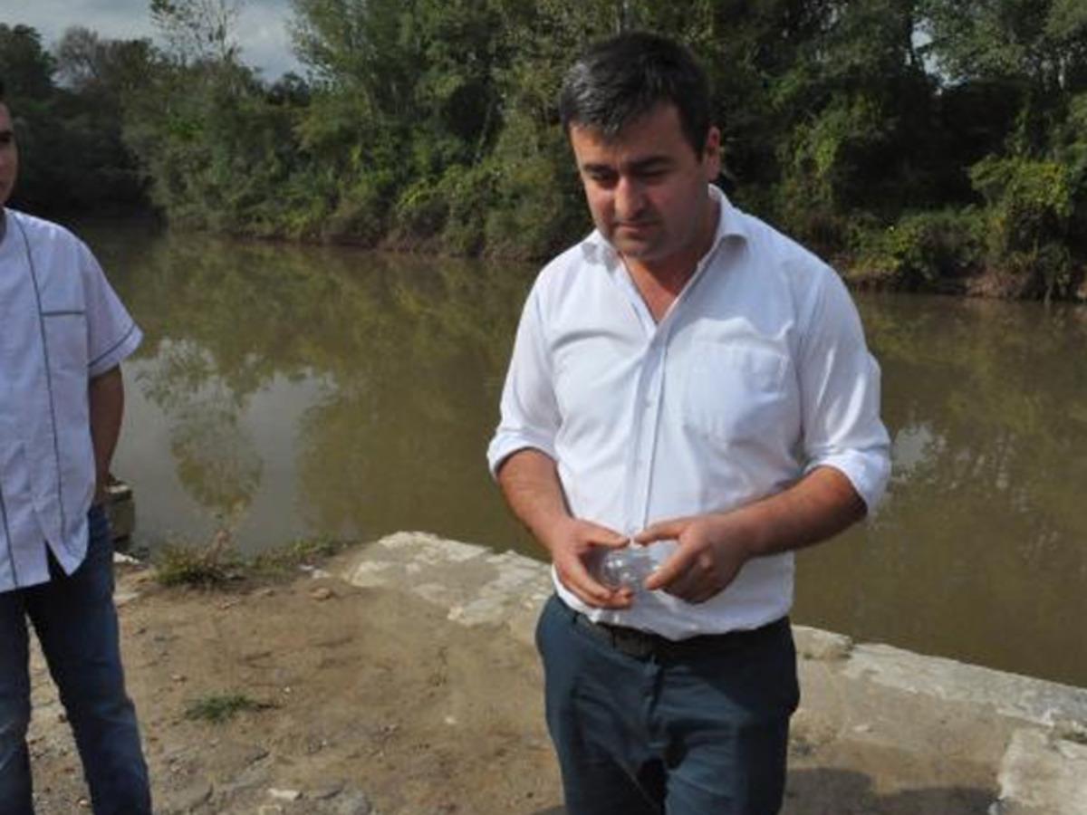 Park ettiği otomobili ırmağa d&uuml;şt&uuml;! B&uuml;y&uuml;k şaşkınlık yaşadı