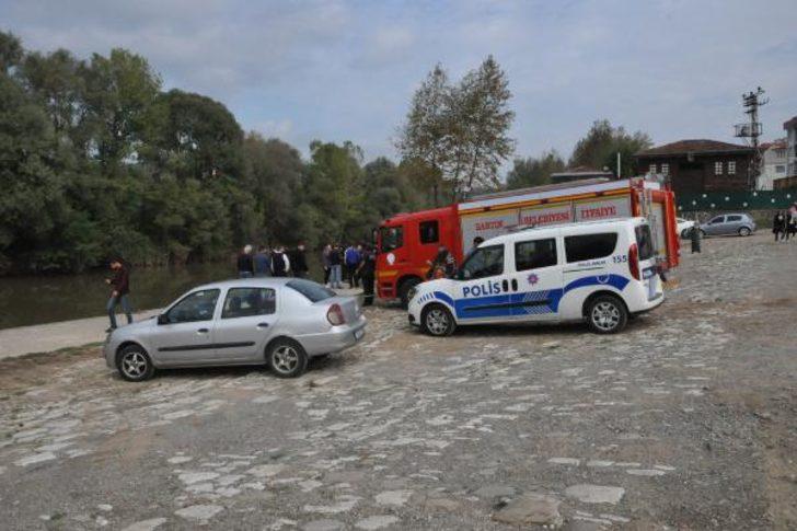 Park ettiği otomobili ırmağa düştü! Büyük şaşkınlık yaşadı G2