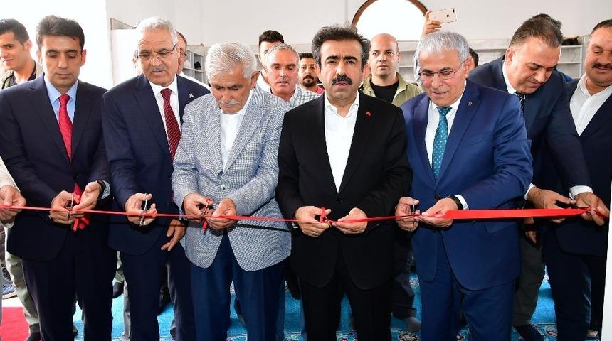 Vali G&uuml;zeloğlu yapımı tamamlanan cami a&ccedil;ılışını yaptı