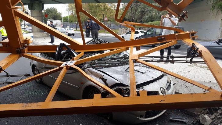 Bakırköy'de aracın üzerine vinç parçası düştü: 2 yaralı G3
