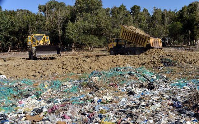 Adanalıoğlu’nda eski çöp döküm sahasının üzeri toprakla kapatıldı