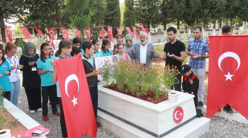 Minikler şehitlikte askerler i&ccedil;in dua etti