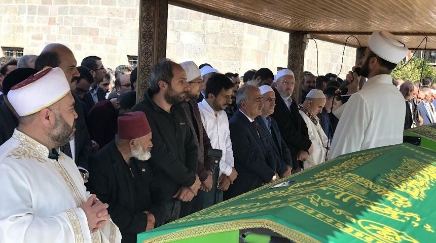 Solmaz ve Arifoğlu son yolculuğa uğurlandı