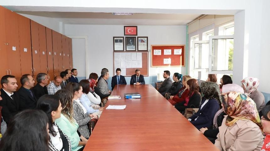 Vali Hasan Şıldak’tan ortaokula ziyaret