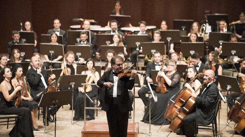 Anadolu &Uuml;niversitesi Senfoni Orkestrası b&uuml;y&uuml;ledi