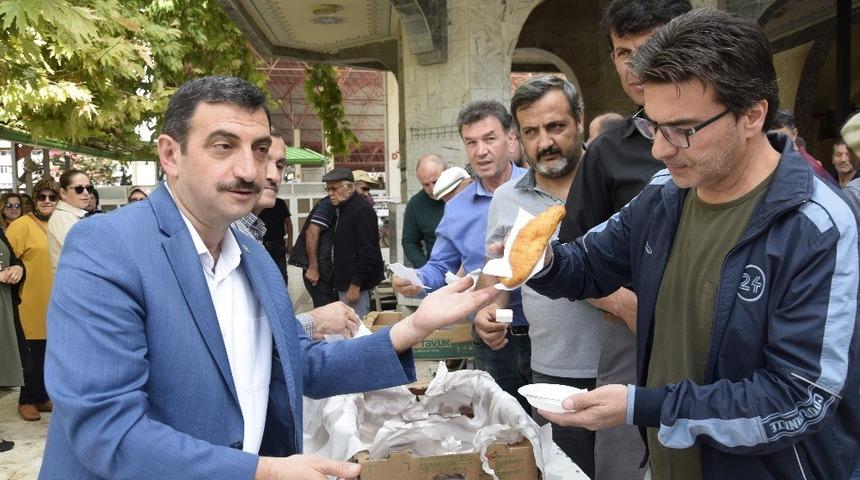 Mehmet&ccedil;ik i&ccedil;in pişi dağıttılar