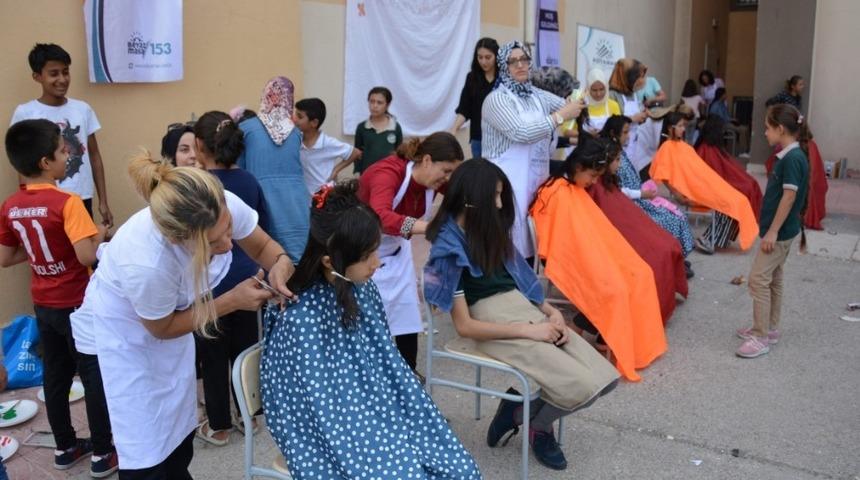 K&uuml;&ccedil;&uuml;k kızların sa&ccedil; bakım ve kesimi yapıldı