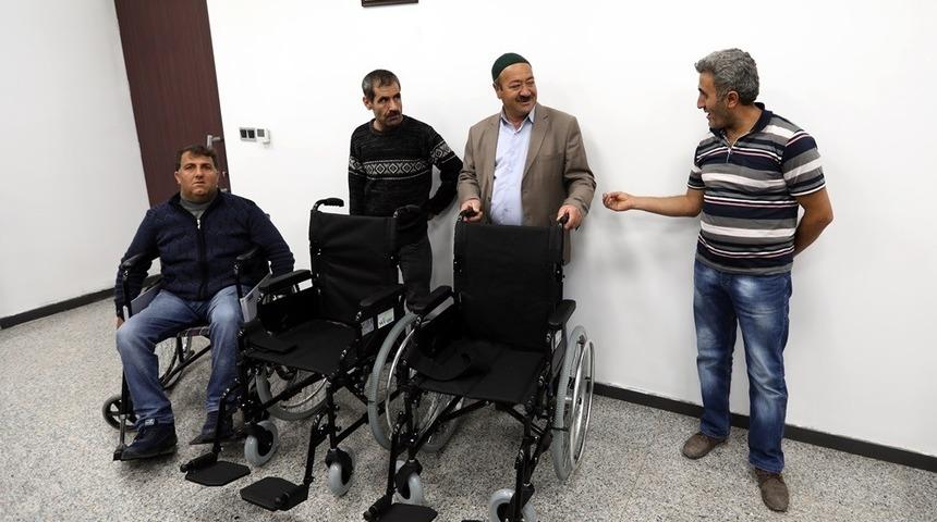 Van B&uuml;y&uuml;kşehir Belediyesinden 6 vatandaşa tekerlekli sandalye