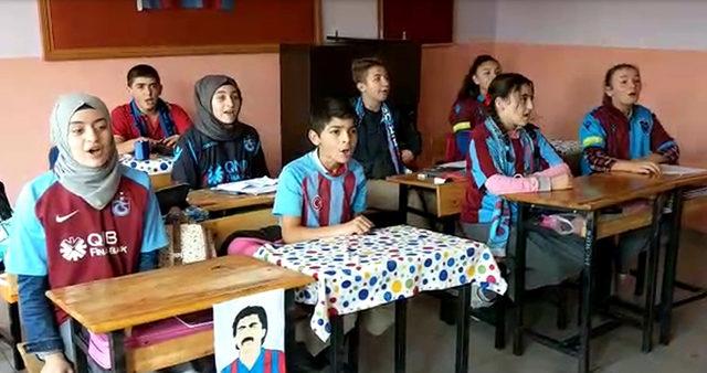 Öğrencilerinden 'Ölürüm Türkiyem' şarkısıyla Barış Pınarı'na destek