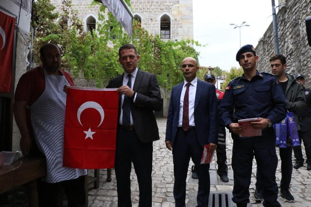 Osmanlı kentinde Mehmet&ccedil;ik&rsquo;e destek i&ccedil;in T&uuml;rk bayrağı dağıtıldı