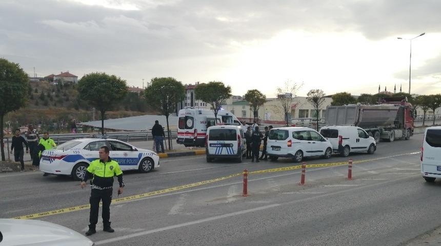 Kamyonun çarptığı yaşlı adam hayatını kaybetti