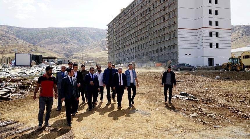 Vali G&uuml;nd&uuml;z&ouml;z, &ouml;ğrenci yurdunun inşaatını inceledi