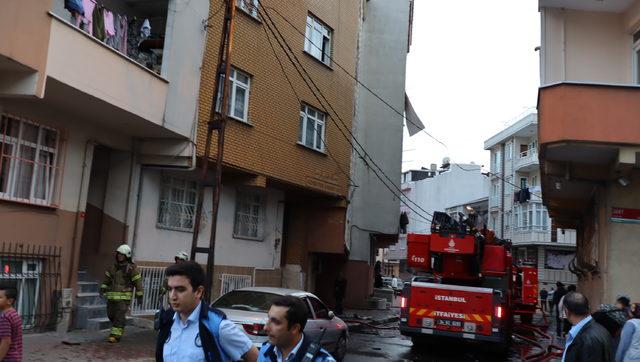 (Geniş Haber)Bağcılar'da çatı yangını; mahalleli sokağa döküldü