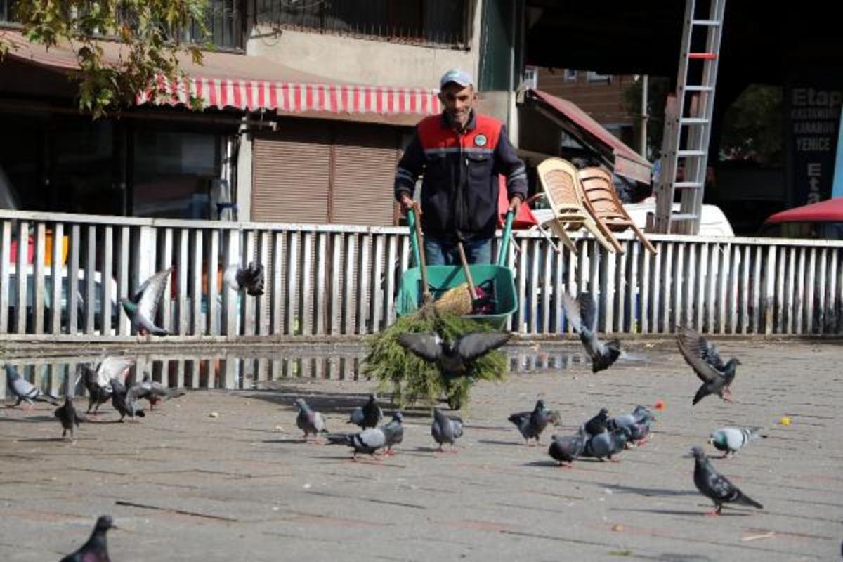 Sokakları temizleyerek kazandığı parayla iki &ccedil;ocuğa burs veriyor