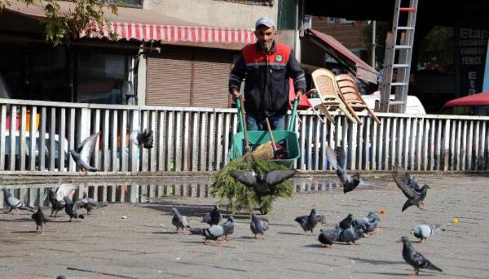 Sokakları temizleyerek kazandığı parayla iki çocuğa burs veriyor