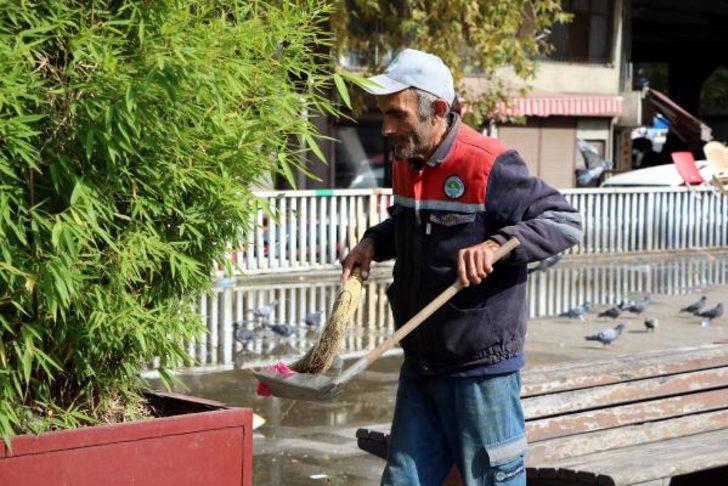 Sokakları temizleyerek kazandığı parayla iki çocuğa burs veriyor G2