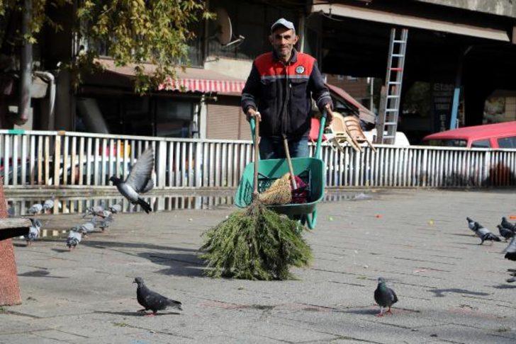 Sokakları temizleyerek kazandığı parayla iki çocuğa burs veriyor G3
