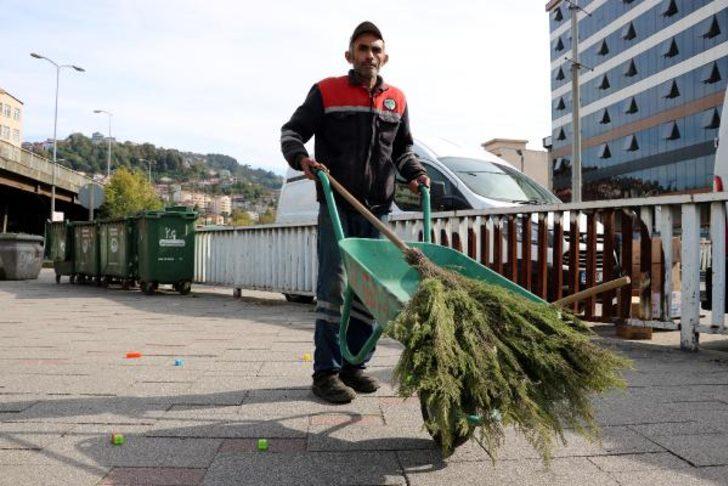 Sokakları temizleyerek kazandığı parayla iki çocuğa burs veriyor G4