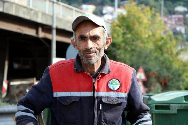 Sokakları temizleyerek kazandığı parayla iki çocuğa burs veriyor G5