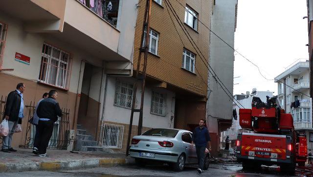 (Geniş Haber)Bağcılar'da çatı yangını; mahalleli sokağa döküldü
