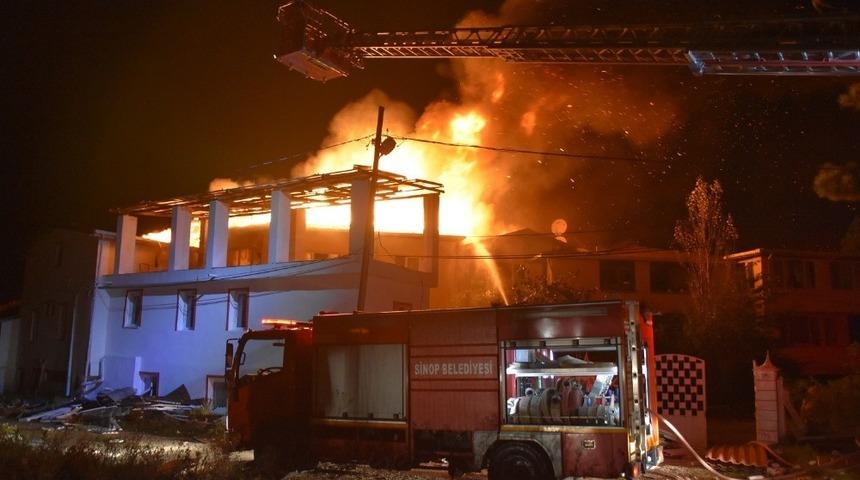 Sinop’ta 4 villa alevlere teslim oldu