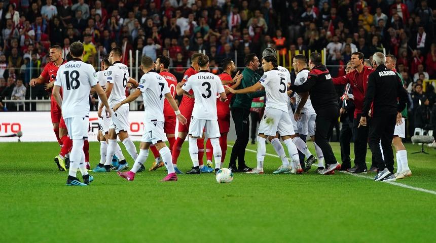 Milli maçta gerginlik! Tekme salladı ve...