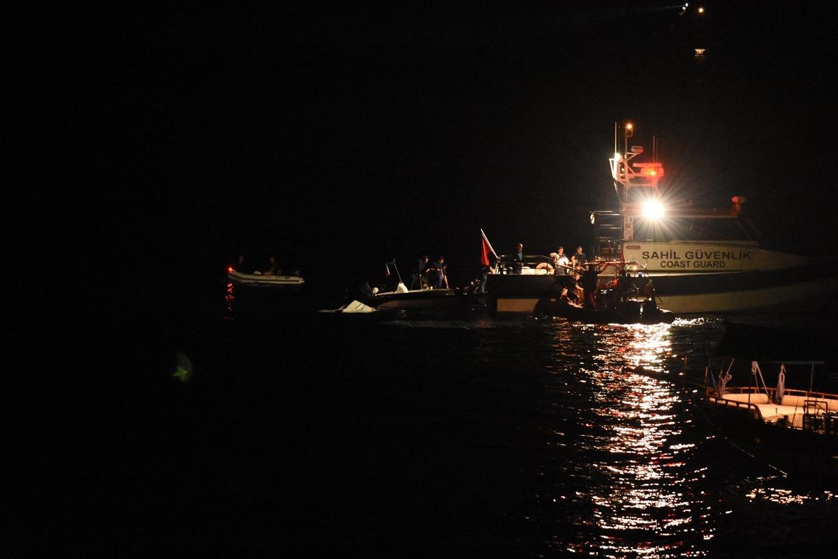 Son dakika! Bodrum'da g&ouml;&ccedil;menleri taşıyan lastik bot battı! 9 kişi kurtarıldı, 3 kişi aranıyor