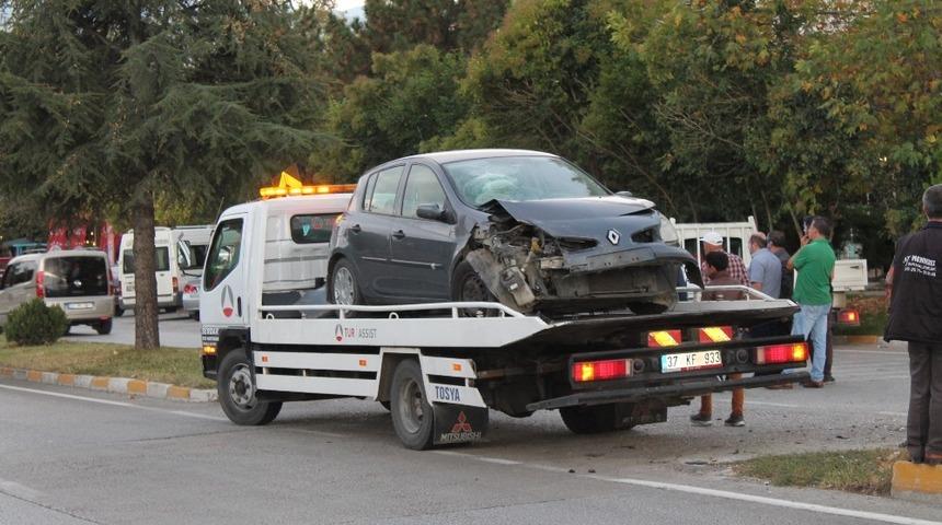 Ara&ccedil;lar hurdaya d&ouml;nd&uuml;ğ&uuml; kazayı s&uuml;r&uuml;c&uuml;ler yara almadan atlattı