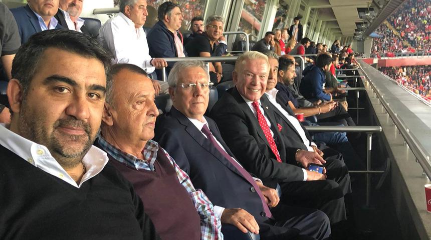 Aziz Yıldırım, T&uuml;rkiye - Arnavutluk ma&ccedil;ını trib&uuml;nden takip etti