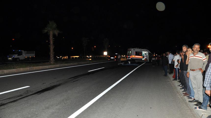 Yolun karşısına ge&ccedil;meye &ccedil;alışırken &uuml;&ccedil; aracın &ccedil;arptığı yaşlı adam, &ouml;ld&uuml;