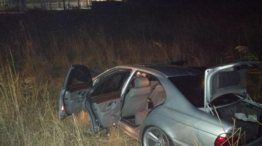 Korkunç kaza! Otomobil, otobüs durağına daldı: 3 ölü