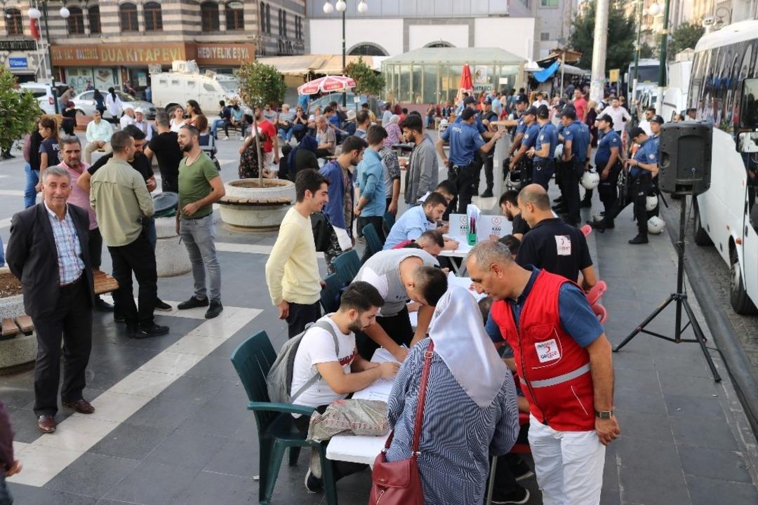 MHP Diyarbakır il teşkilatı &lsquo;Barış Pınarı Harekatı&rsquo; i&ccedil;in kan bağışında bulundu