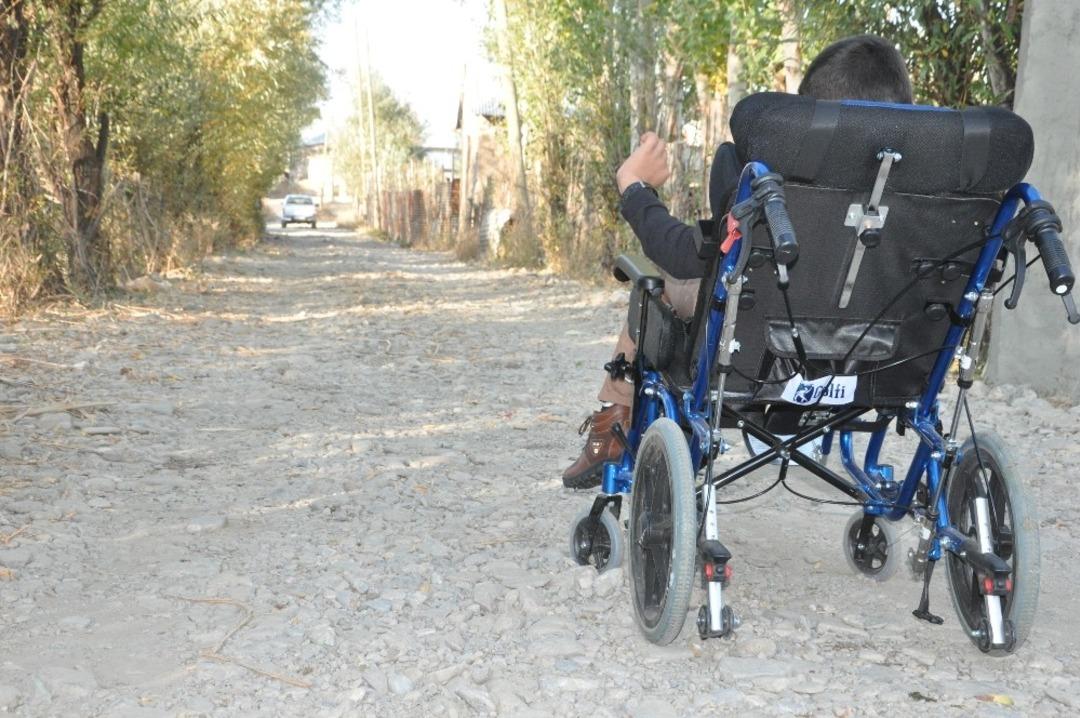 &Ouml;zel gereksinimli ismail okula gitmek i&ccedil;in yoluna asfalt istedi