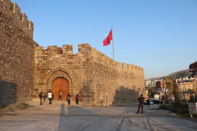 İspanyol turist, kapısı kilitlenen kalede mahsur kaldı