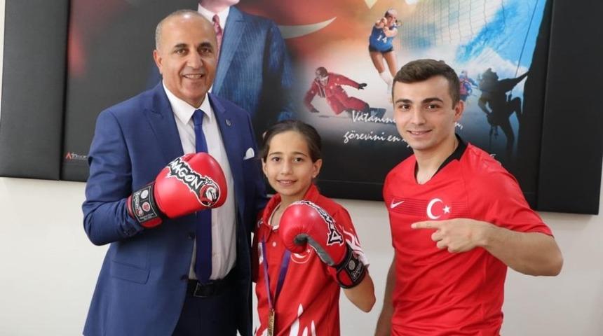 M&uuml;d&uuml;r G&uuml;ldal &ldquo;Altın &ccedil;ocuğa&rdquo; altın hediye etti