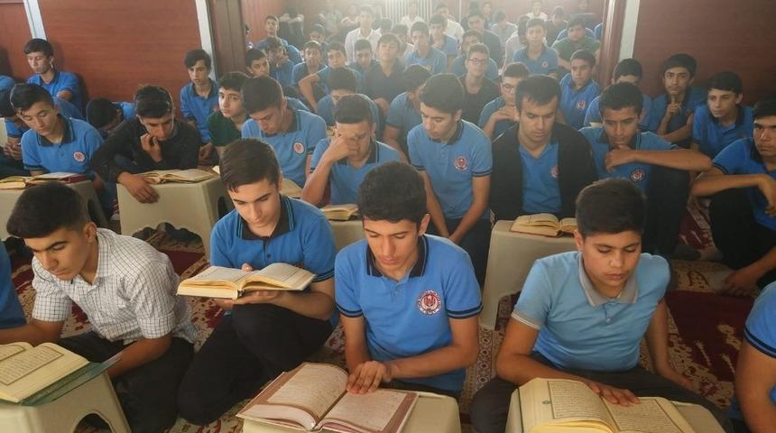 Kahtalı &ouml;ğrenciler Mehmet&ccedil;ik i&ccedil;in Fetih Suresi okudu