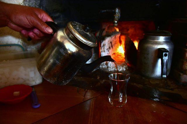 Odun ateşi ve kaynak suyuyla pişen çayın tadına doyulmuyor