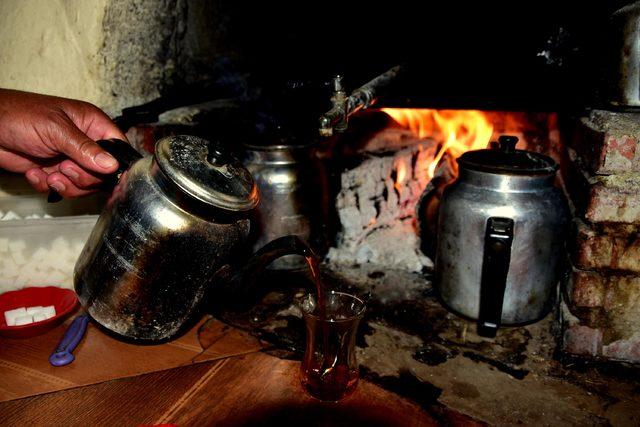 Odun ateşi ve kaynak suyuyla pişen çayın tadına doyulmuyor