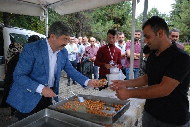 Gediz Belediyesi’nden vatandaşlara lokma ikramı