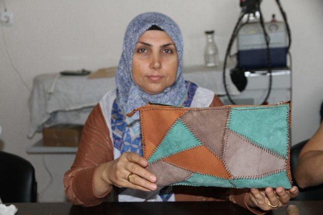 İzmit’ten gelerek Mardinli kadınlara el sanatı öğretiyor