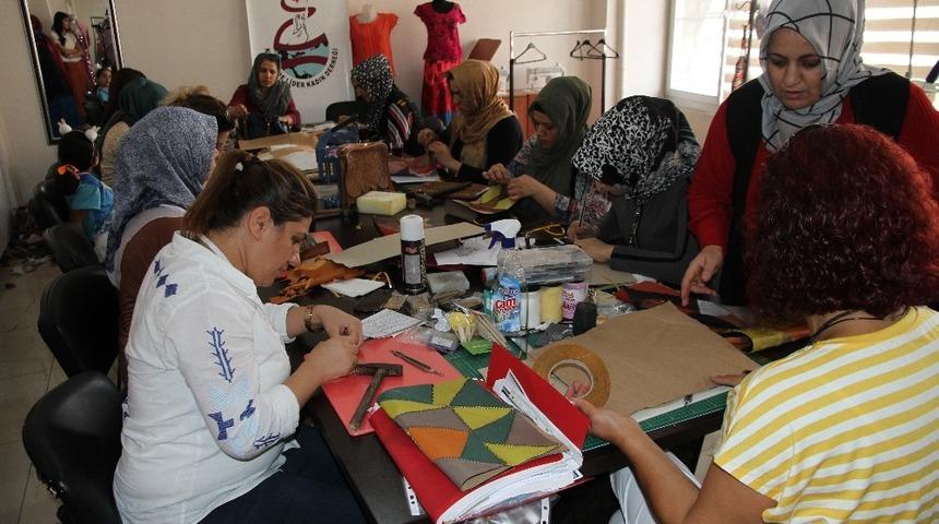 İzmit’ten gelerek Mardinli kadınlara el sanatı öğretiyor