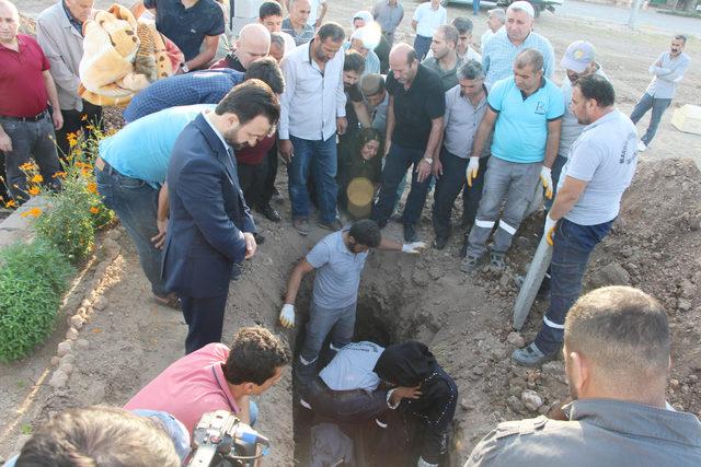 Nusaybin şehidinin tabutuna kızlarının düğünde giyeceği takım elbise bırakıldı