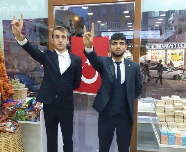 Adıyaman Ülkü Ocakları esnaflara Türk Bayrağı dağıttı