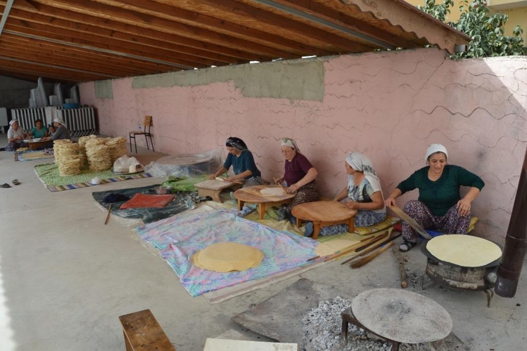 İmece usul&uuml; &ccedil;alışarak aile b&uuml;t&ccedil;esine katkı sağlıyorlar