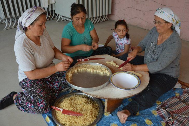 İmece usulü çalışarak aile bütçesine katkı sağlıyorlar G2