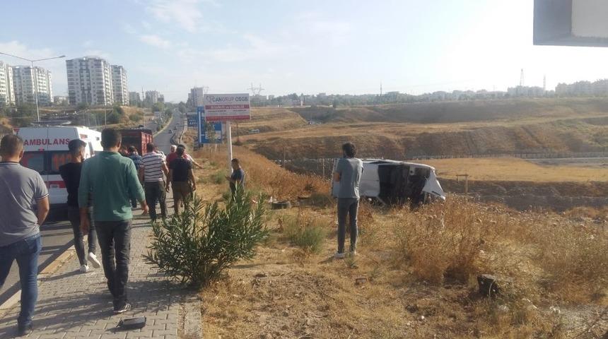 Takla atan hafif ticari araç sürücüsü yaralandı