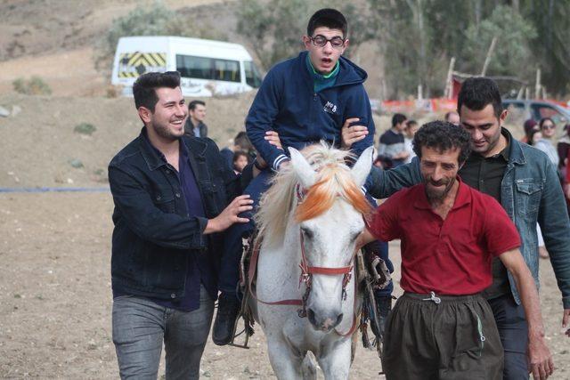 Özel çocuklar ata binme heyecanı yaşadı